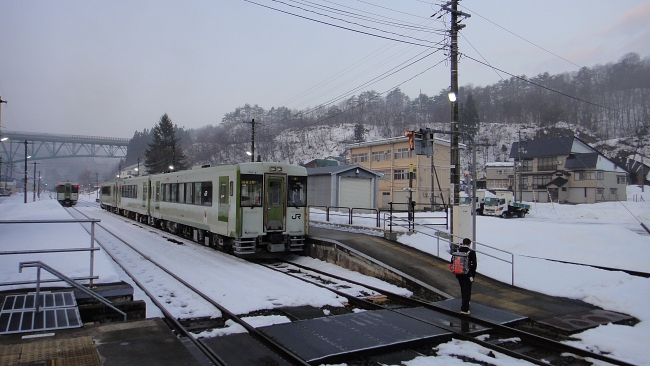 北上線的進站列車在穗東湯田站等候發車。(Image credit: Kevin Koh)