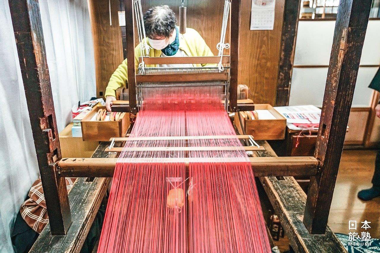 紅花染所染出的色彩是夢幻感十足的粉紅色，做為紡織製作衣物也非常繽紛