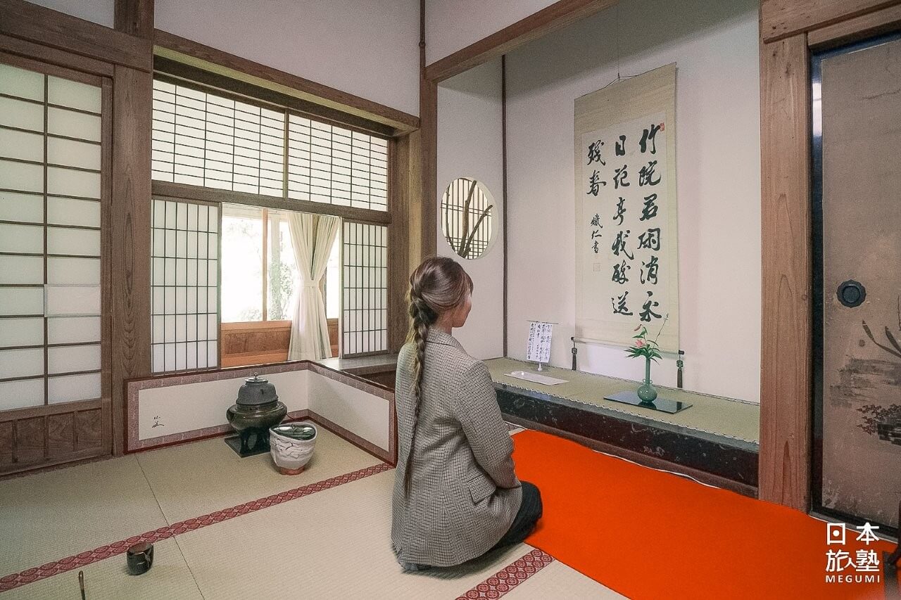 茶道體驗後，建議可以仔細端詳花與掛畫，感受傳統茶道的用心之處