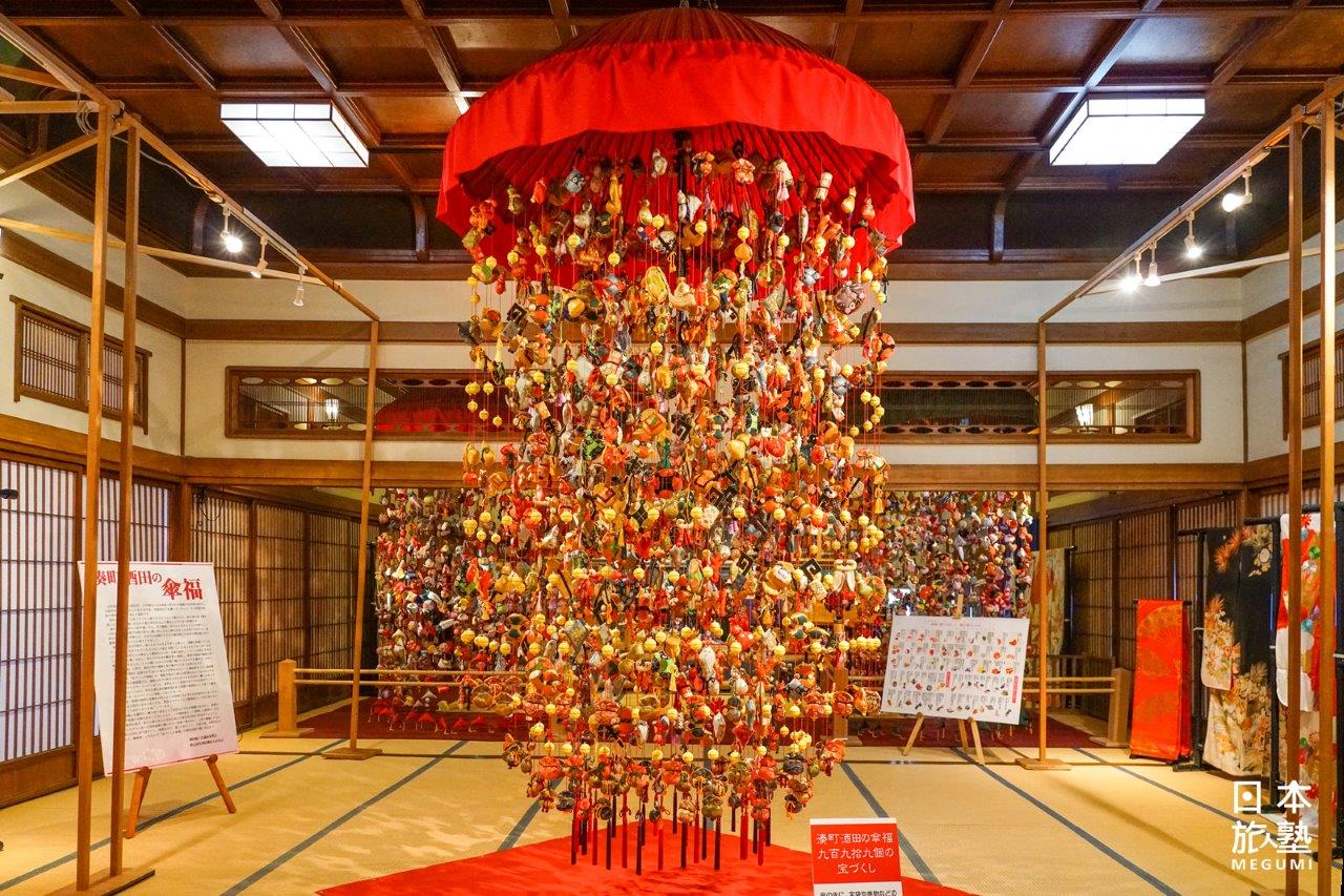 日本三大女兒節吊飾之一的「酒田傘福」，規模壯觀
