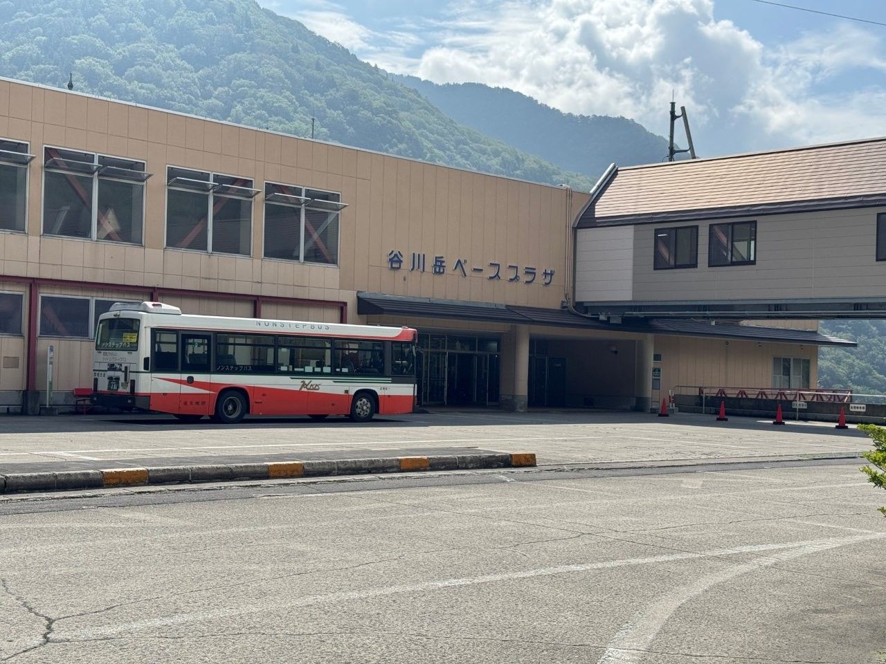 ▲終點站的谷川岳ヨッホ就在谷川岳Base Plaza的門口