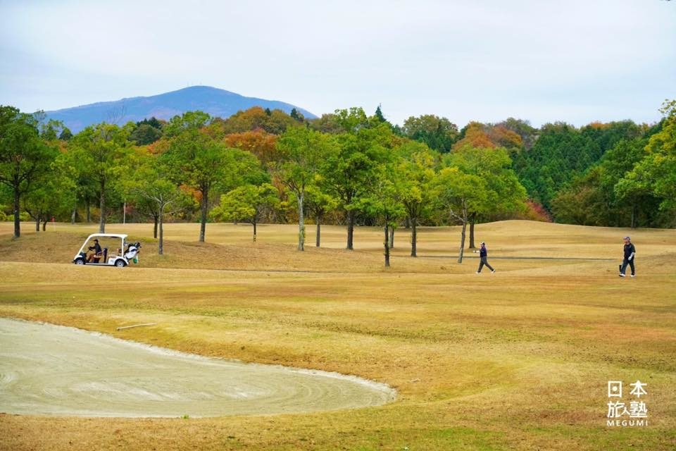 在國內最大規模的騎馬俱樂部內，設置諸多設施，除了有高爾夫場、度假別墅，也有農園