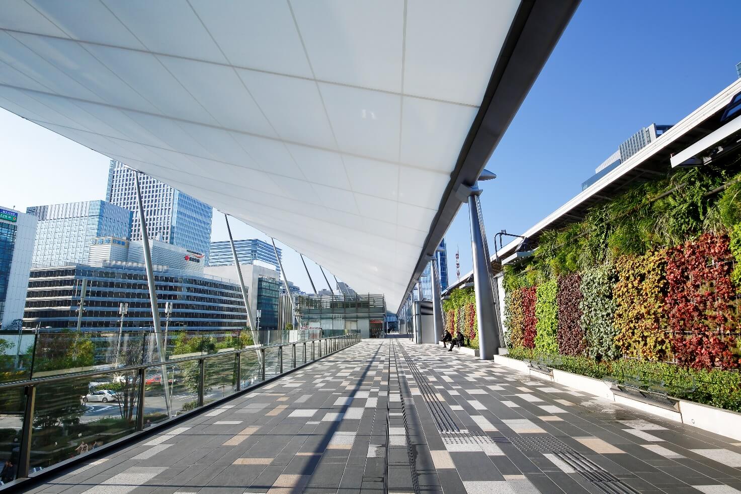 這裡是和丸之內側完全不同風格的建築大樓。圖片提供：（一社）東京ステーションシティ運営協議会