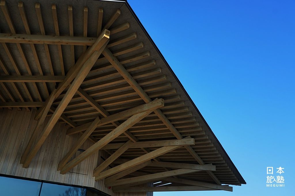 迴廊建築體，以日本傳統建築常使用的木構造為主要構成素材