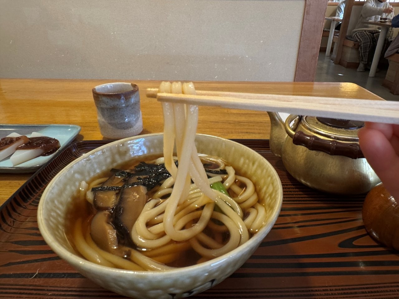 小鐵壺裡面是熱茶