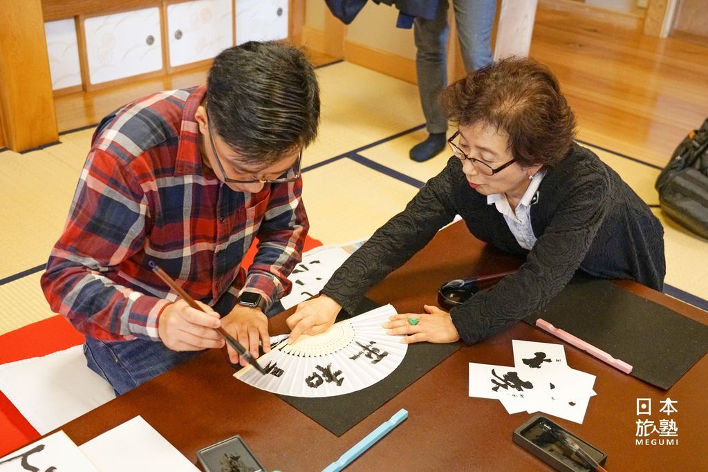 館內提供書法體驗的服務，在老師的引導下，可書寫在明信片、折扇上