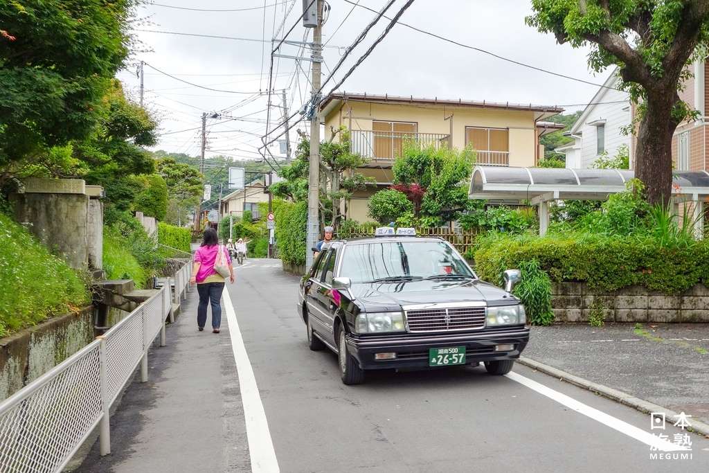 有時會看到計程車，大多是為了前往錢洗弁才天的観光客