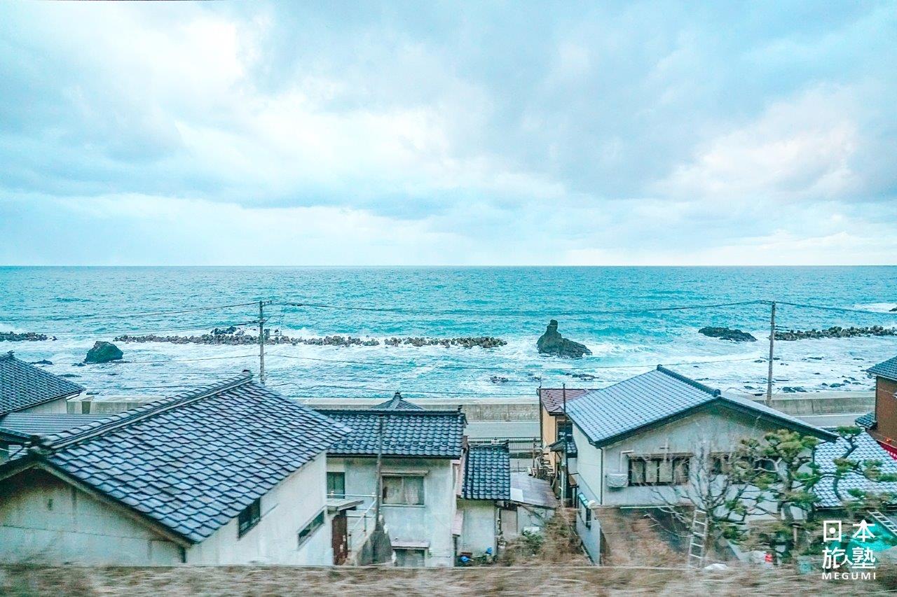 乘車沿途可欣賞到日本海的美麗景致
