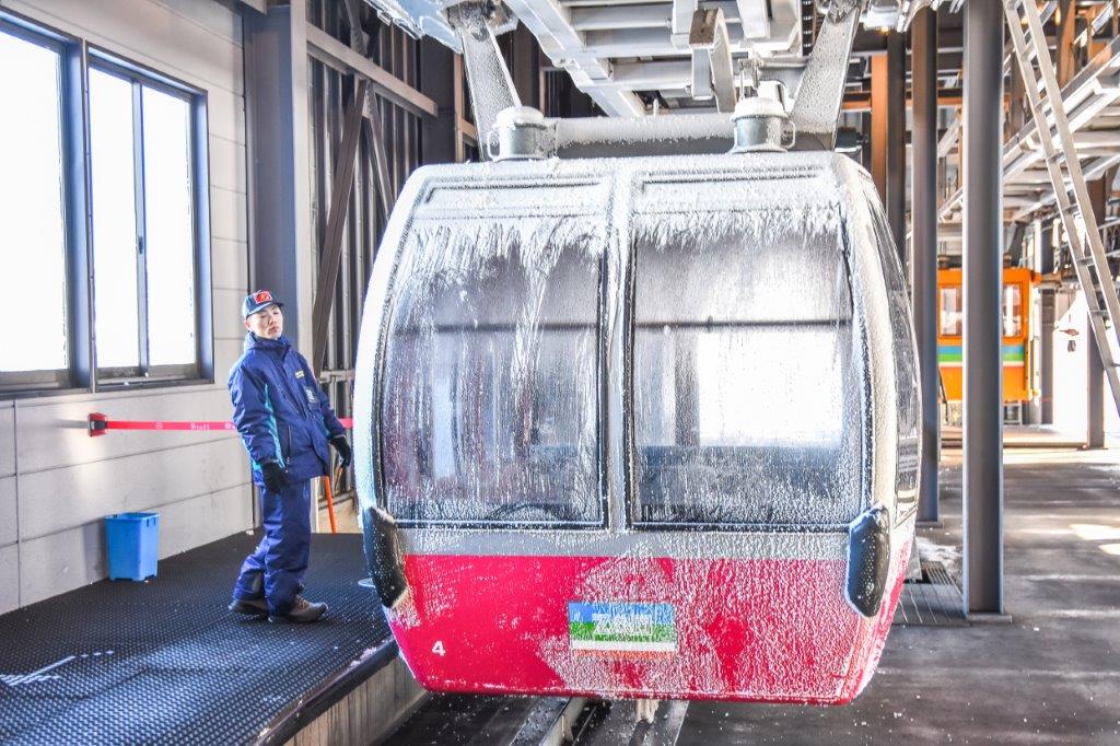 當纜車從藏王地藏山頂下來樹冰高原站接送乘客時，纜車外因為天寒而結了層薄冰與霜，讓第一次親眼見到這樣情形的我感到很驚奇。