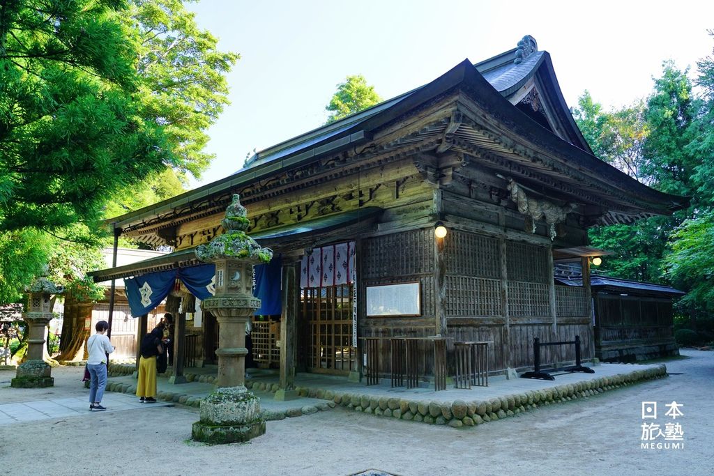 爬到樓梯最高處，就可見到玉作湯神社的建築