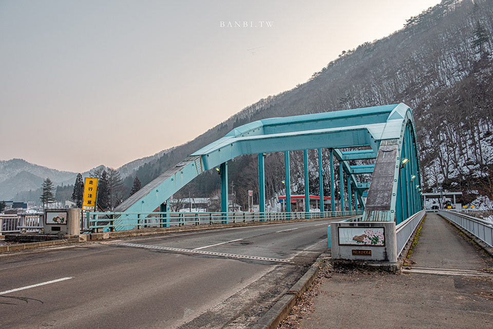 直到看見藍色的川尻橋時，拍攝點就在川尻橋上，往右側的橋樑拍。