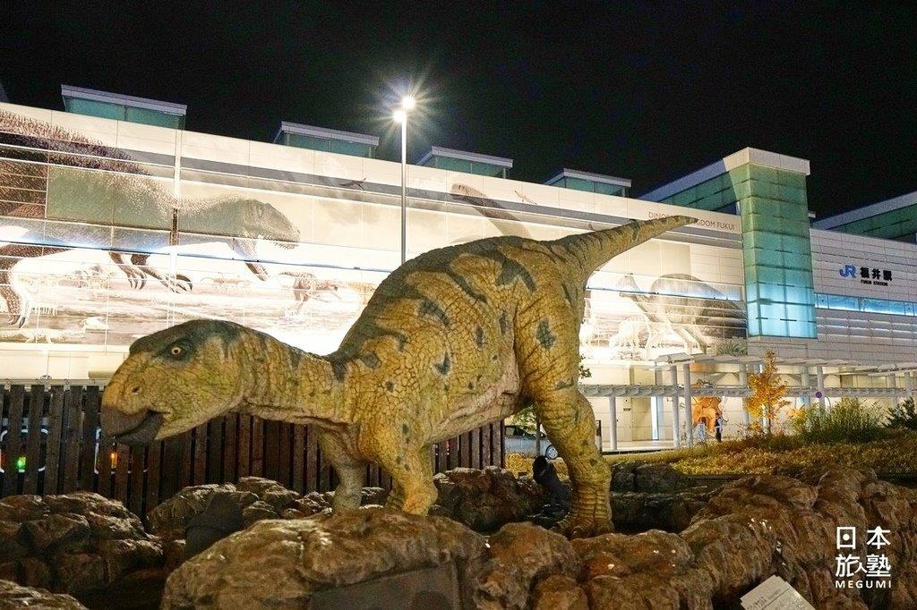 恐龍廣場中有三隻恐龍，此為中央的福井龍屬