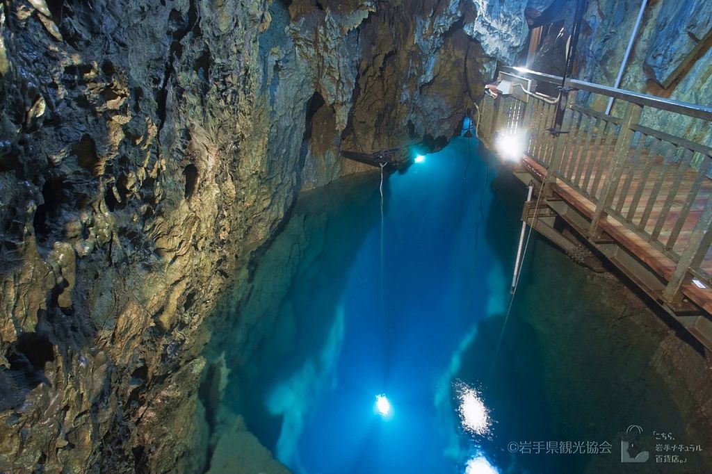 高透明度的地底湖，湖深最高達120m（第四地底湖）