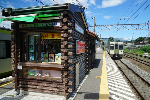 月台上的鐵路便當小店。(Image credit: 663highland / CC BY 2.5)
