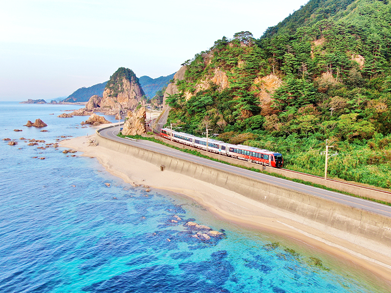 The KAIRI running along the Sea of Japan. (Image credit: JR East)