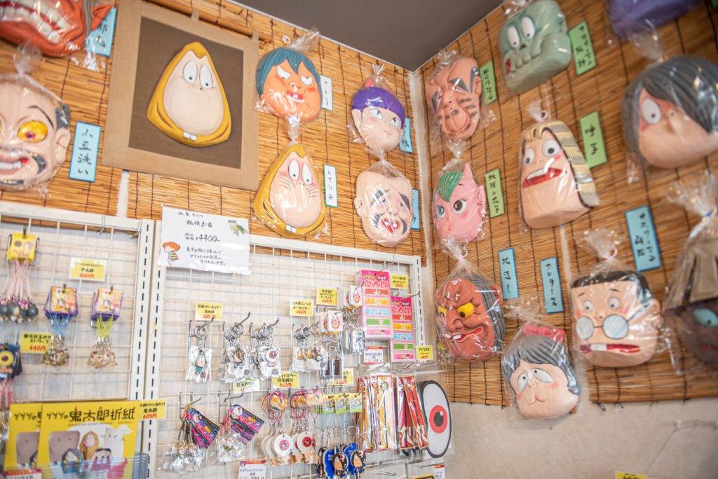 各種妖怪與鬼太郎面具、吊飾、娃娃、筆記本等，若你很喜歡鬼太郎，水木茂大道上的商店街商品很有特色，真的很好逛。