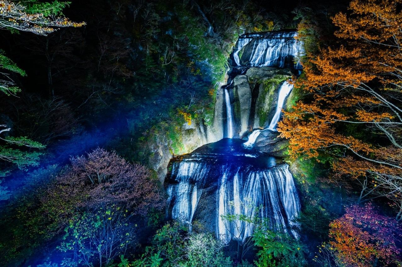 除了白天可欣賞到色彩繽紛的景致，夜間點燈的景觀也美不勝收