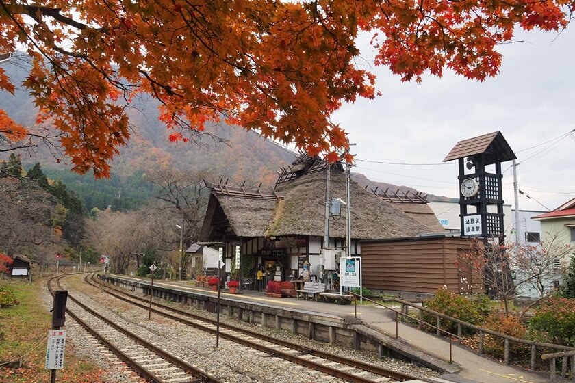 秋天的湯野上溫泉站。(Image credit: KrobkruengJAPAN)