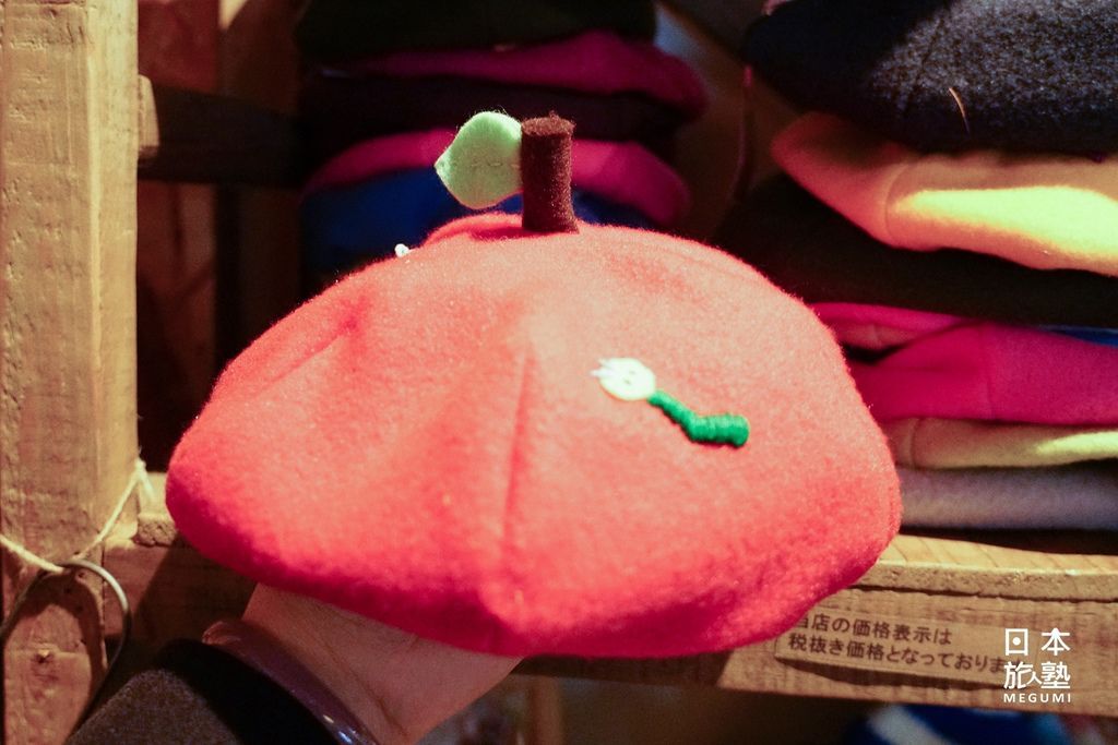 可愛的蘋果帽，有多種色彩，帽頂上還有一隻毛毛蟲，煞是可愛