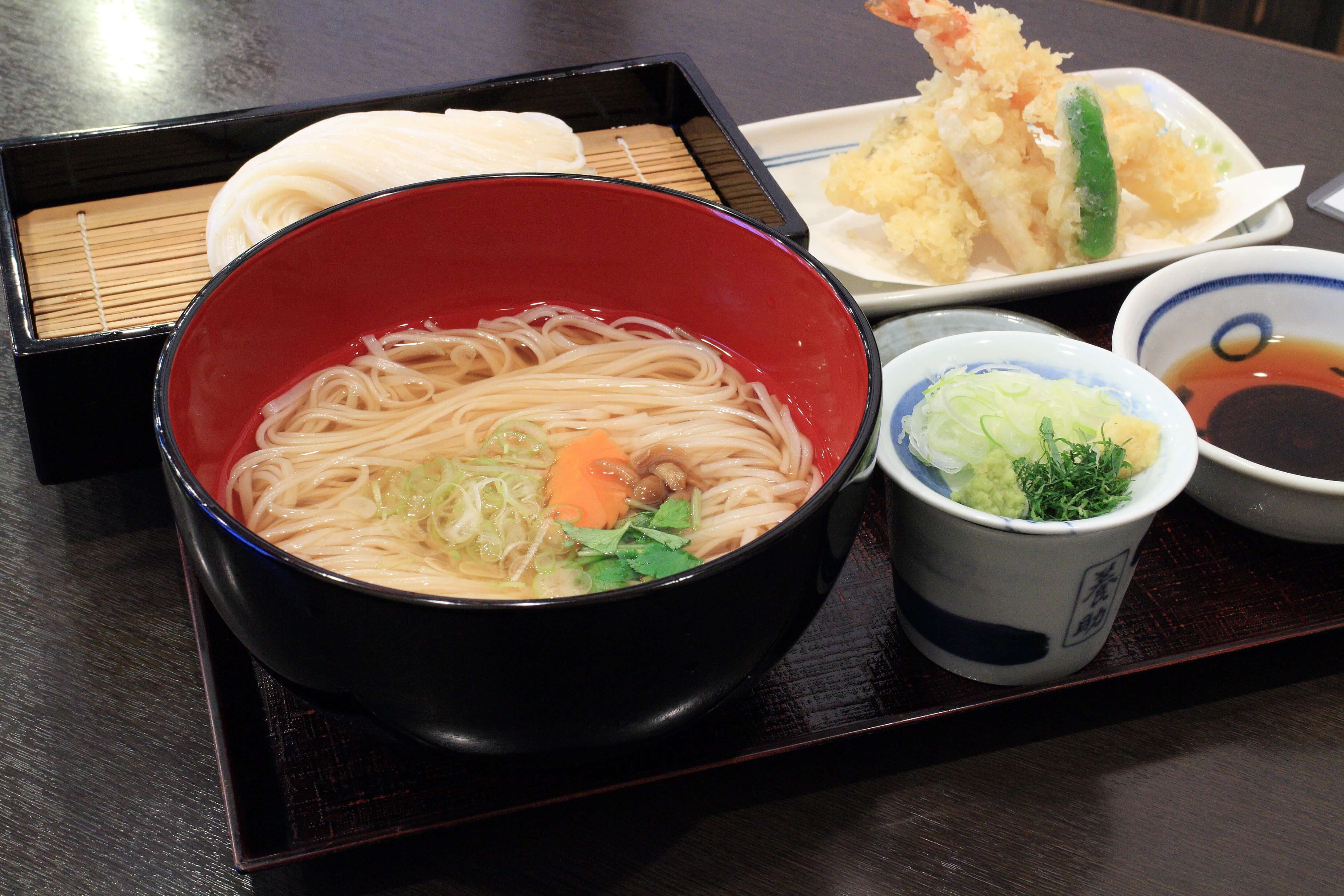 稻庭烏龍麵在清湯中加入泡菜和紫蘇葉，冬天暖呼呼的吃最棒了。(Image credit: Akita Prefecture)