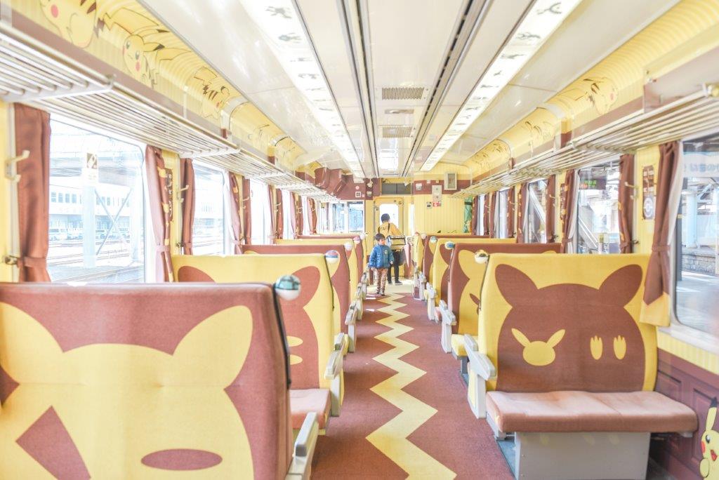一進入到皮卡丘列車的車內，從地板、座椅、天花板、窗廉等全是皮卡丘的元素，褐色及黃色的配色，真的很用心。