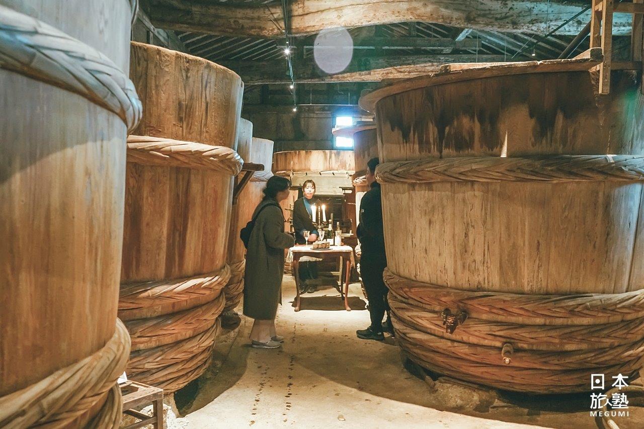 歷史悠久的木桶，都是真實使用的釀造物品