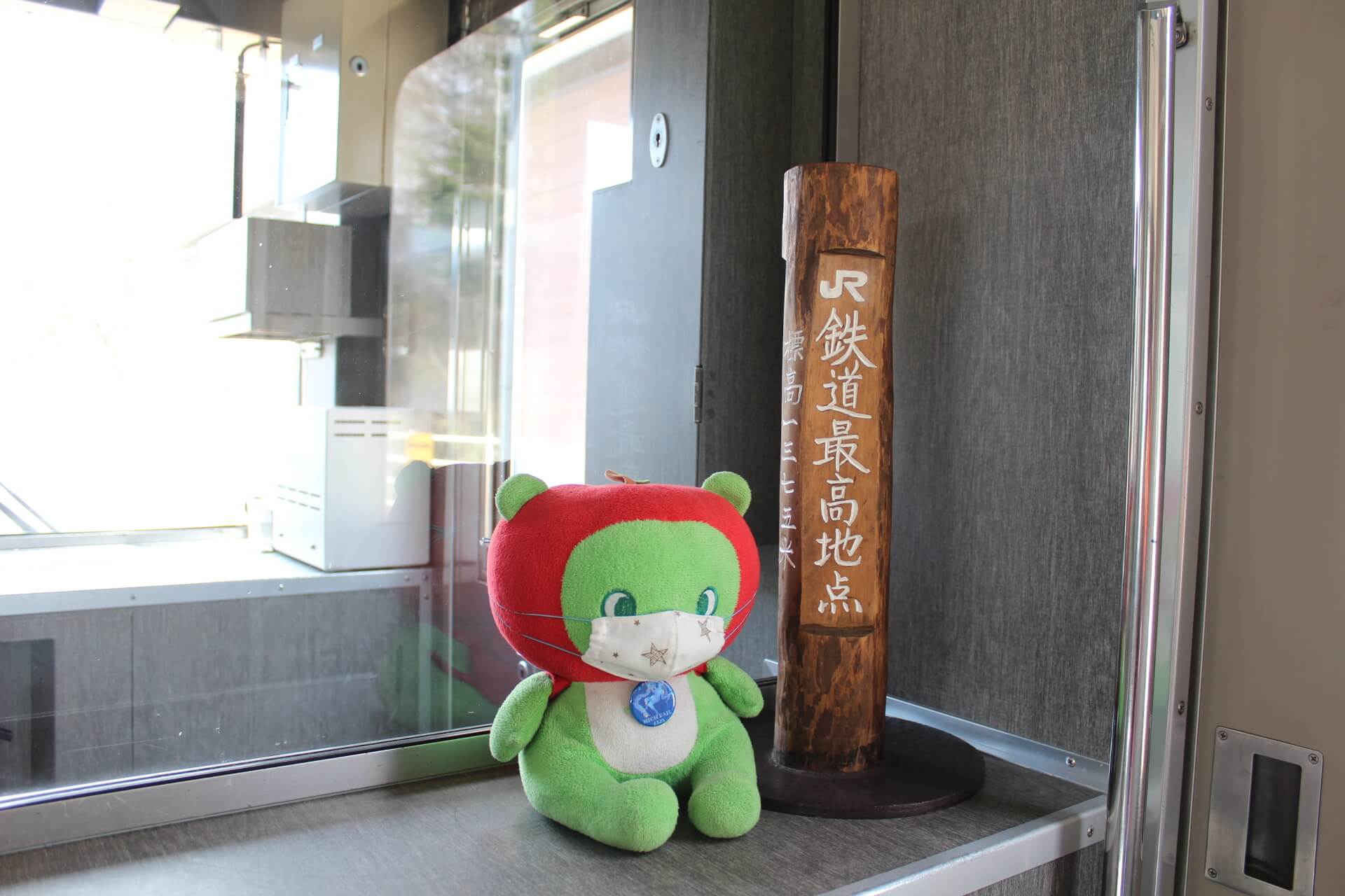 ▲物販櫃台旁邊的長野縣吉祥物「Arukuma」和縮小版地標