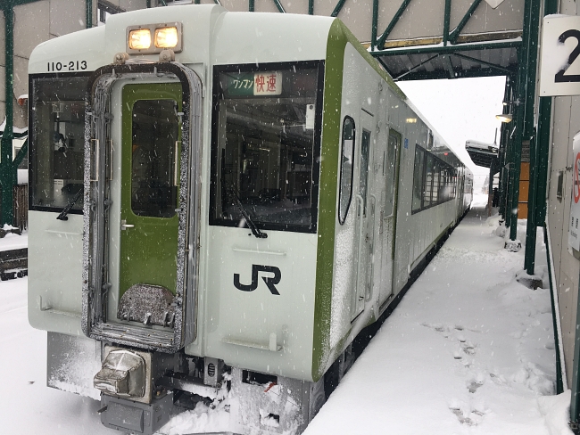 在小國站等待出發的快速列車－－紅花。(Image credit: Kevin Koh)