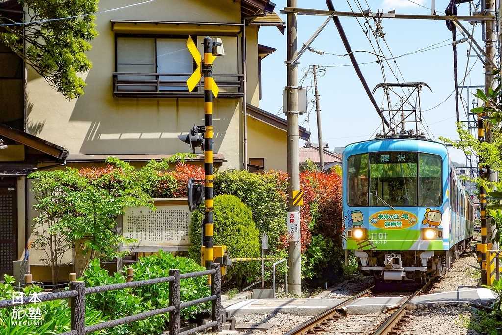 另一端的拍攝景致，則是電車與住宅的風景，相較之下，顯得生活感十足