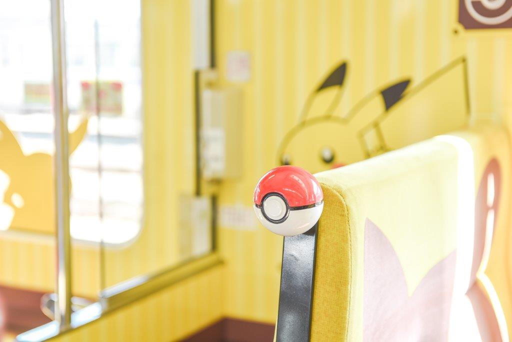 更讓我讚嘆的是，皮卡丘列車座椅旁的扶手設計成不同類型的寶貝球。