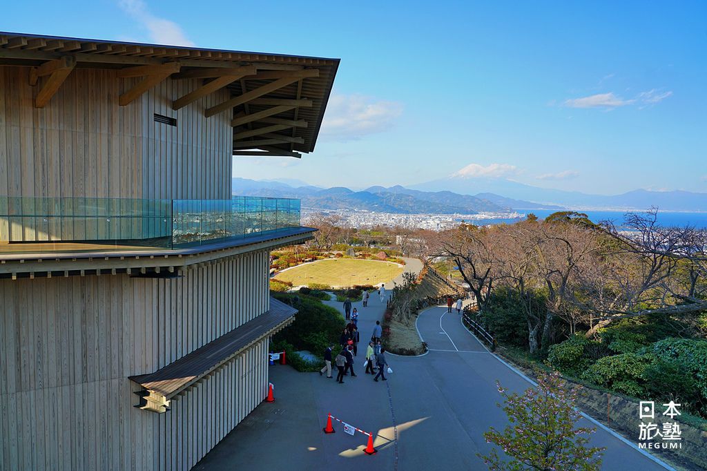 除了空中迴廊，站在建築外部的迴廊，也可眺望富士山