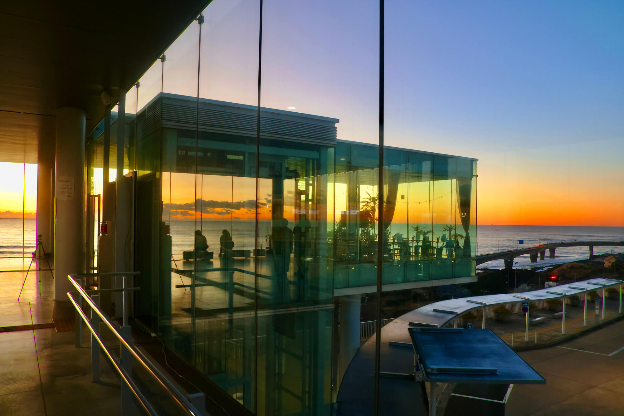 猶如玻璃盒的日立車站，矗立於太平洋畔