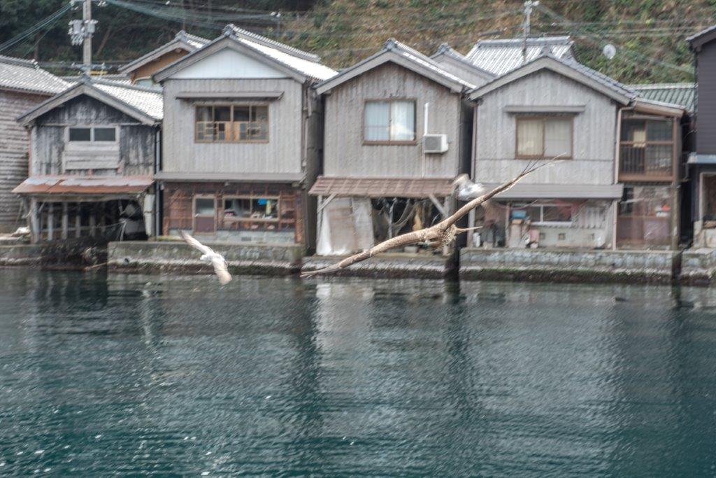 海旁的寧靜小屋，不時飛過的海鷗與老鷹。補魚的船隻，清澈透點綠的海水。