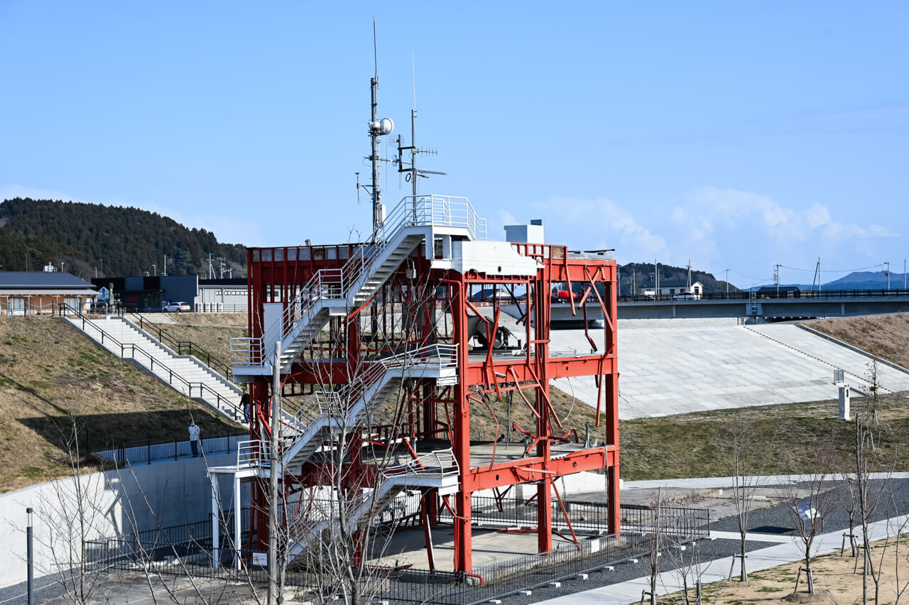 成約30年的南三陸旧防災対策庁舎，前身是志津川町役場，海嘯後只剩支架，現時位於祈念公園中央位置。