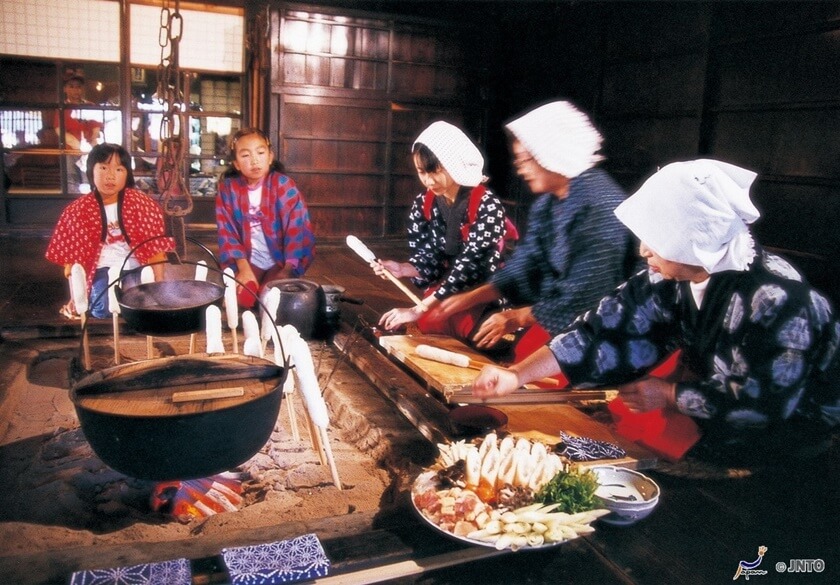 秋田縣知名的烤米棒鍋。 (Image credit: Akita Prefecture / JNTO)