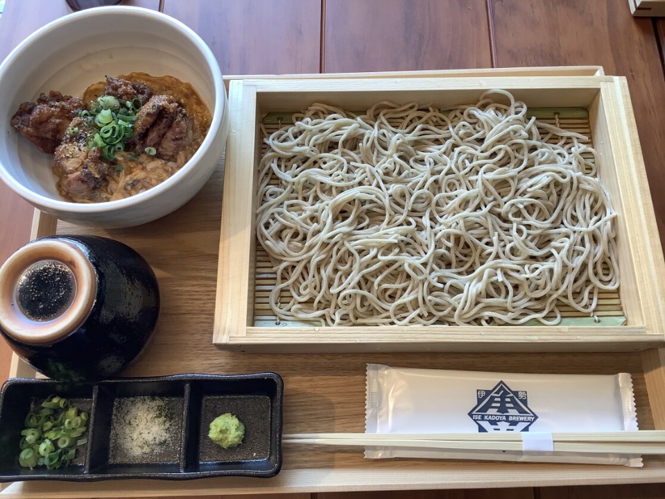 ▲午餐時段提供的蕎麥麵+丼飯組合套餐不到1,000日圓