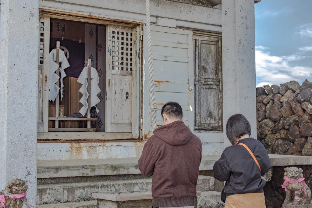 既然都來到了藏王御釜，建議多留些時間參拜刈田岳山頂上的「奧之宮」（刈田嶺神社），祈福之外也為此行做個圓滿。