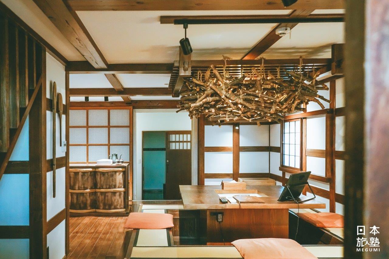 「西宮家 漬物藏」天花板與牆面均使用與往昔空間相關的裝飾
