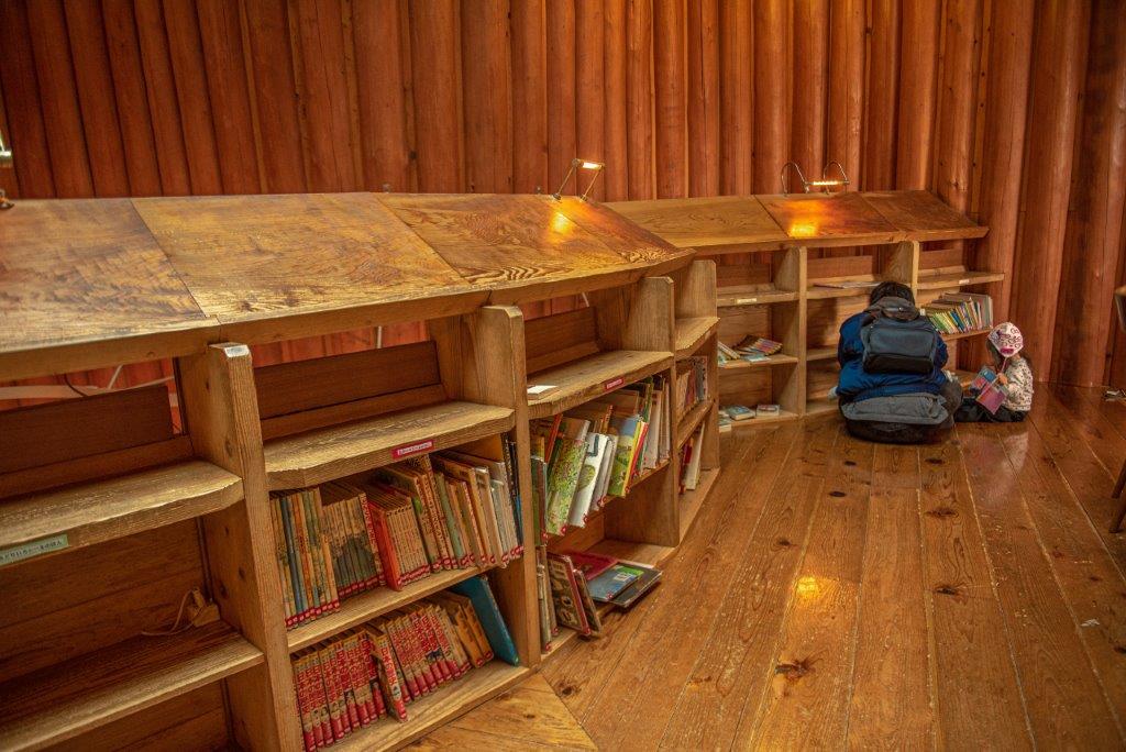 一樓為嚕嚕米作者Tove Jansson的資料展示區，二樓則為可愛的圖書館，能在二樓閱讀。