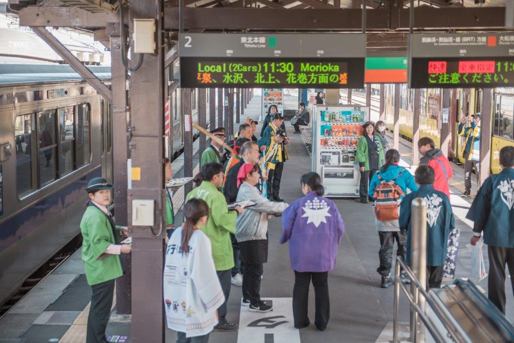 在皮卡丘列車要發車前，忽然來了好多觀光人員拉著皮卡丘的海報歡迎大家。