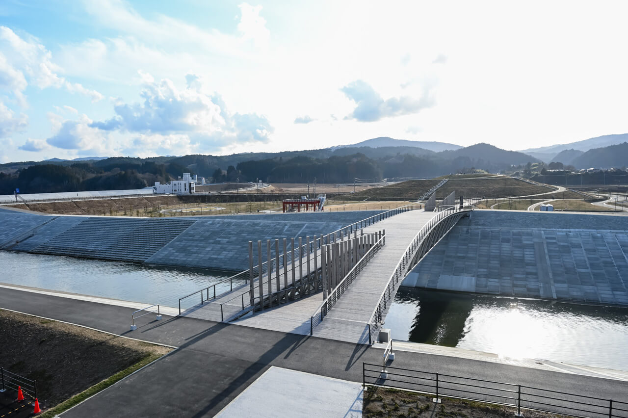 八幡川兩岸在復建城市時提高約十米，防止河水氾濫，而橫跨的中橋在2020年建成，兩層橋相互交錯。