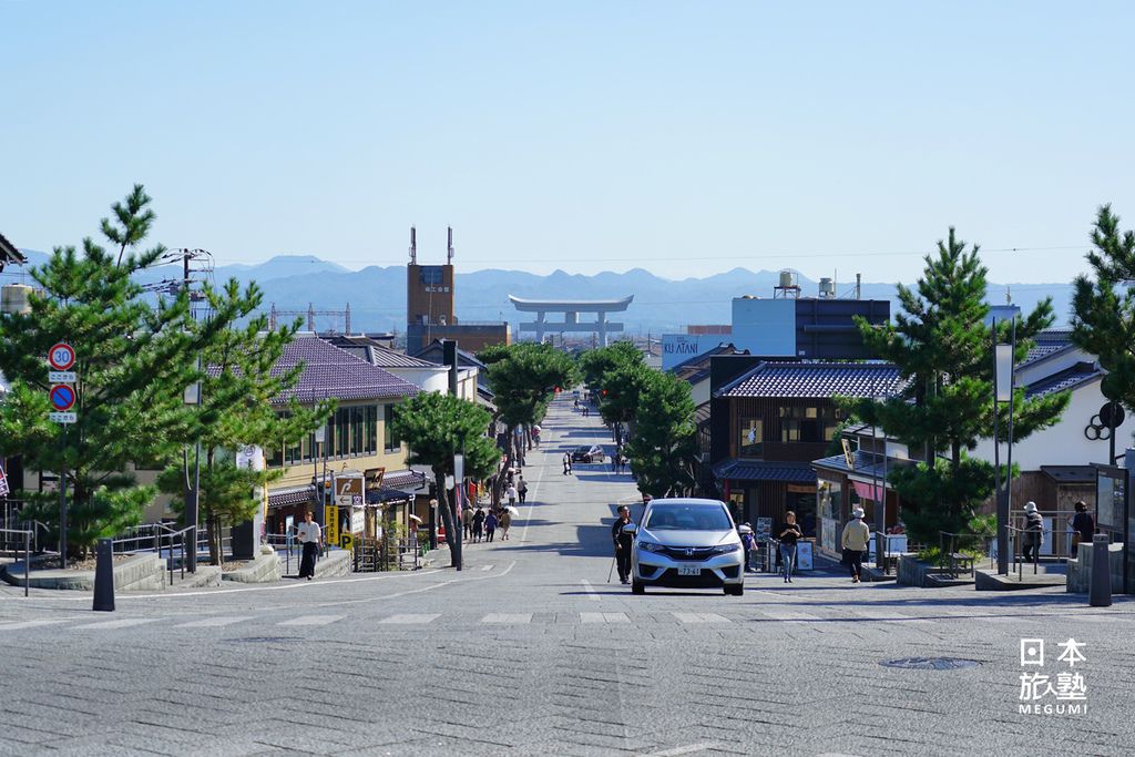 白色的第一鳥居及門前町（神門通り）