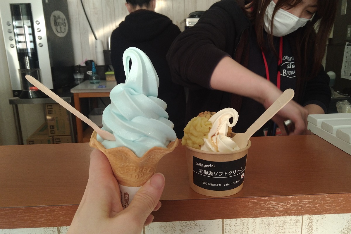 ▲左邊淡藍色的是日本海霜淇淋，右邊是海里限定Special霜淇淋
