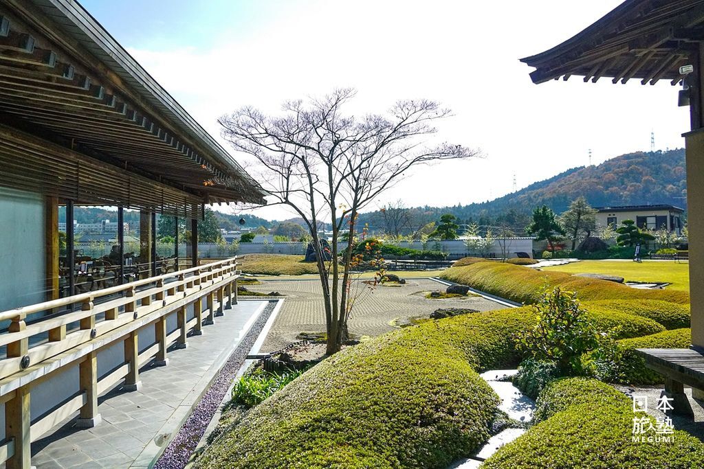 由過廊眺望茶室（左）與庭園（前）