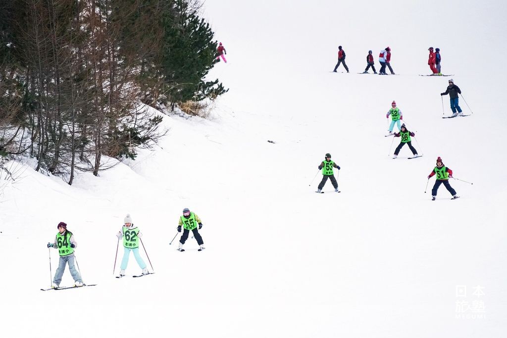 在餐廳內，可以眺望到滑雪場的練習風景