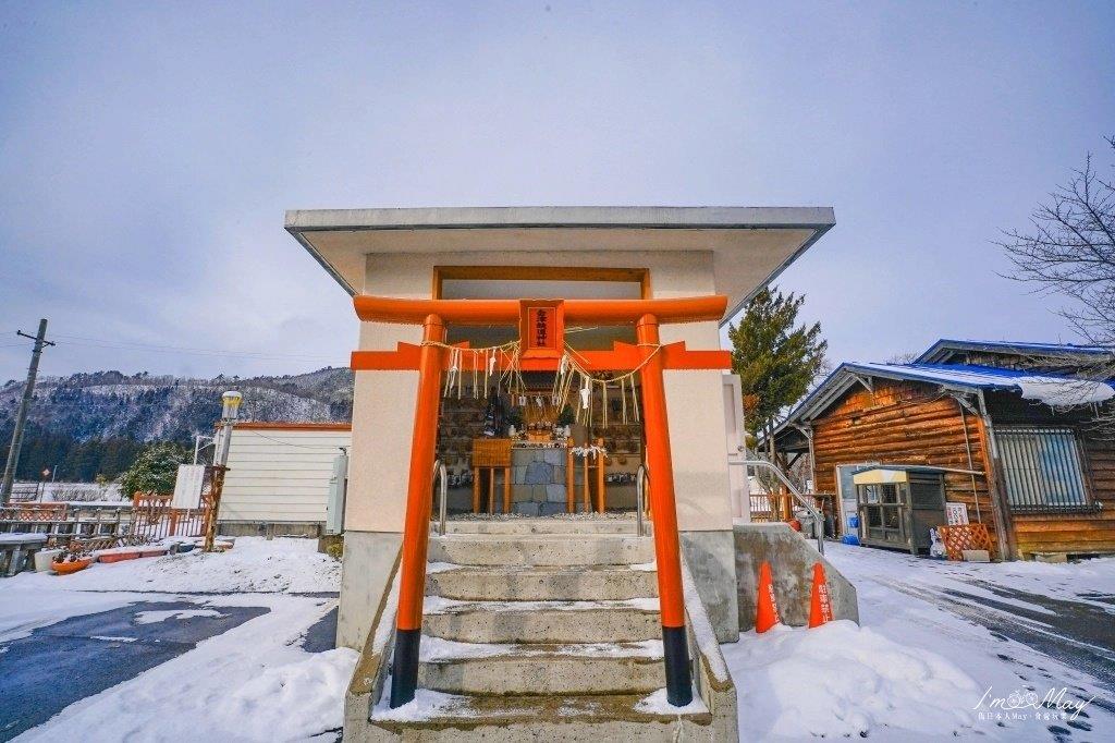 會津鐵道神社，裡面都是貓咪的照片、還有繪製貓腳印的繪馬，可愛極了