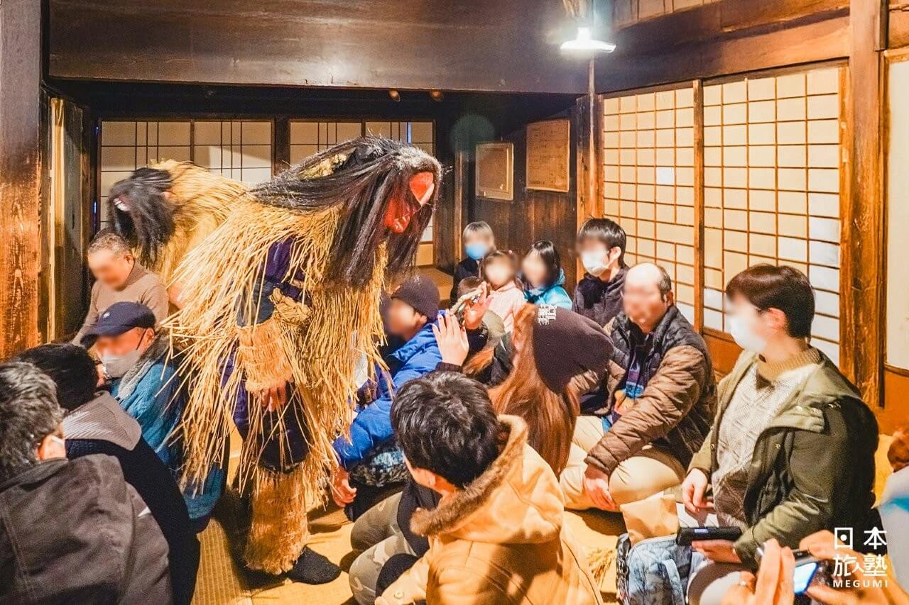 來訪神的生剝鬼，對女性嚷著「有沒有不做事的媳婦？」