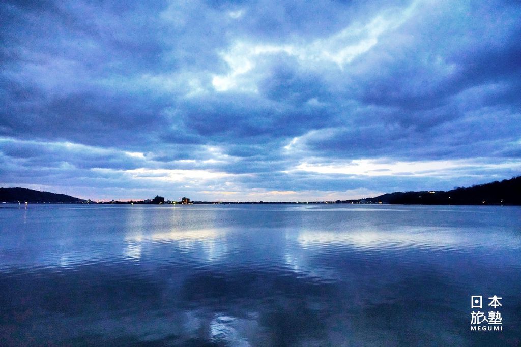 水色如鏡的東郷湖，是日本少數的温泉湧出湖