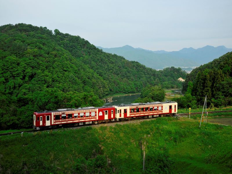 The Oykot running along Nagano’s scenic countryside. (Image credit: JR East)