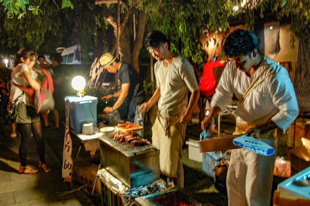  人潮熙來攘往的夜市，洋溢著祭典特有氣息